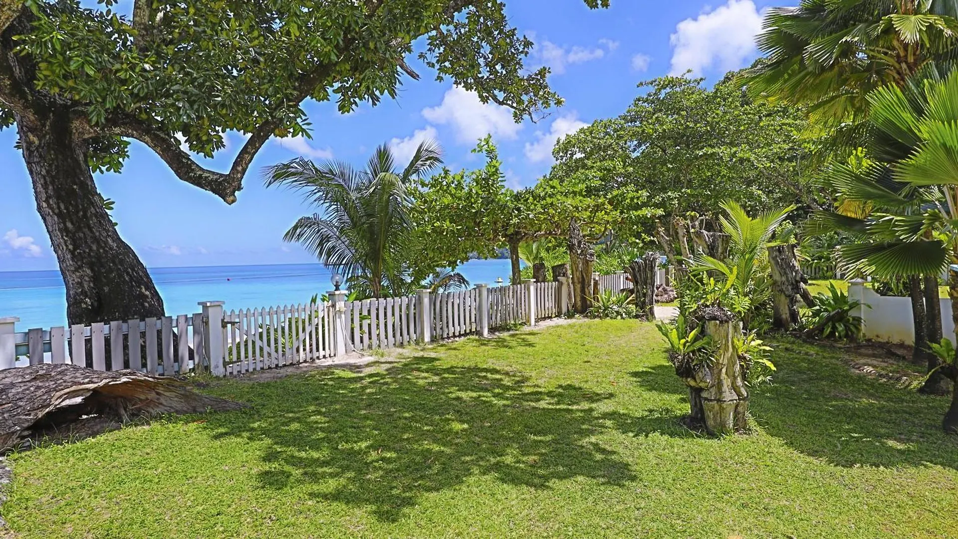 Villa Mimi Beachfront Beau Vallon